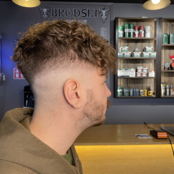 Trwała ondulacja dla mężczyzn – Brodski Barbershop, Warszawa