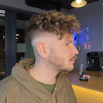 Męska trwała ondulacja – naturalne fale i loki, Warszawa