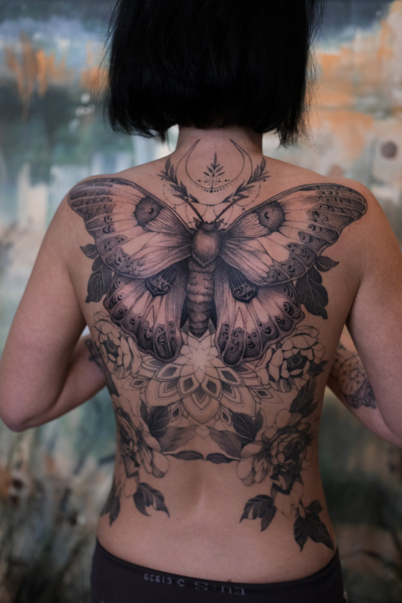 Damski motyl duży, photo - Tatuażysta Dariia Kot