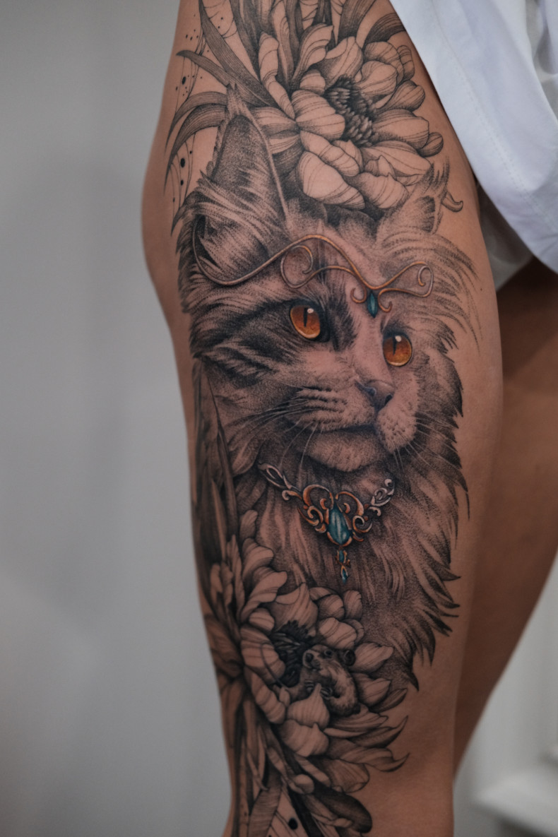Frauen Katze Oberschenkel, photo - Tattoo-Meister Dariia Kot