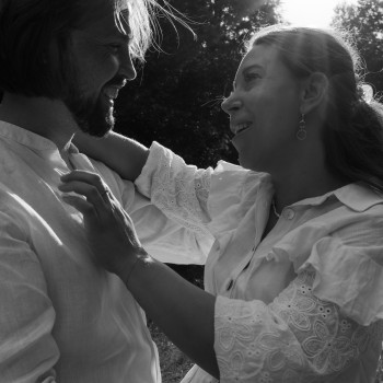 Pregnancy love-story photoshoot in park