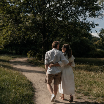 Pregnancy love-story photoshoot in park