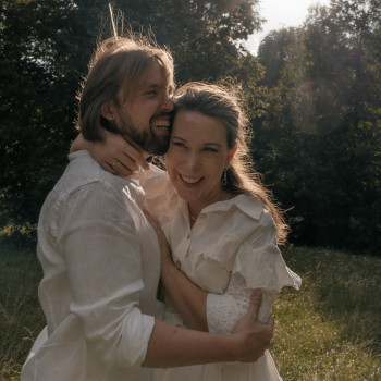 Pregnancy love-story photoshoot in park