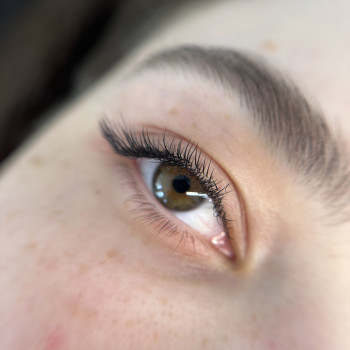 Przedłużanie rzęs Efekt Strzałka