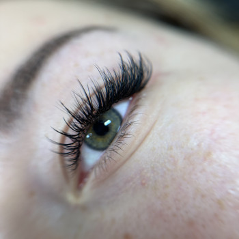 Przedłużanie rzęs Efekt Mokre Rzęsy + Kim Ansty Lashes & Beauty Bar