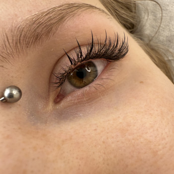 Przedłużanie rzęs Efekt Kim Ansty Lashes & Beauty Bar