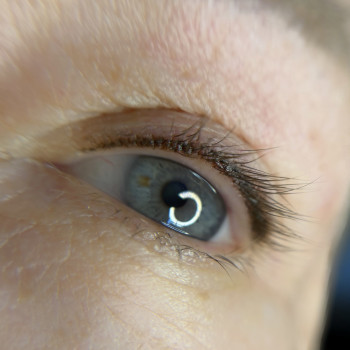 איפור קבוע קו הבין ריסים