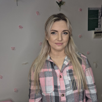 Коррекция бровей пинцетом