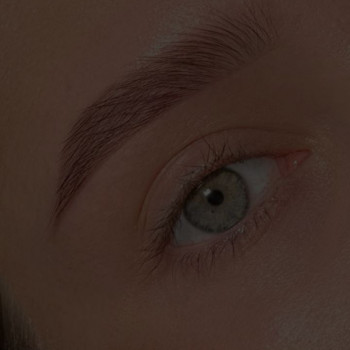 Коррекция бровей пинцетом