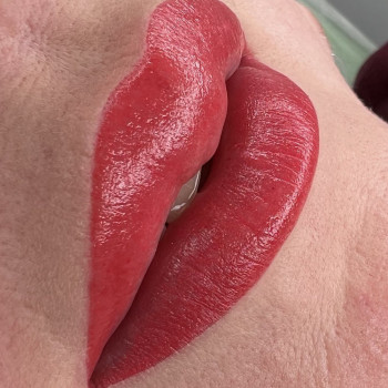 Перманентный макияж губ в технике «Эффект помады»