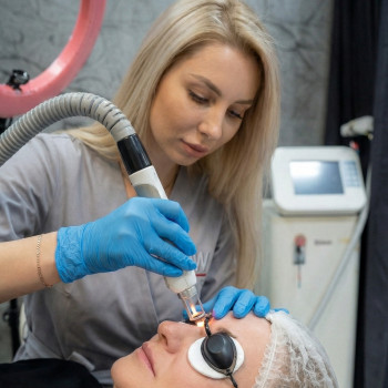 Laserowe usuwanie tatuażu i makijażu permanentnego