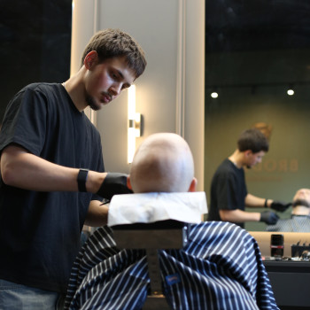 Golenie głowy na łyso – Łyse combo w BRODSKI Barbershop Wila