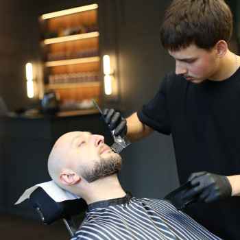 Konturowanie brody i wyrównanie linii – barber Warszawa, BRO