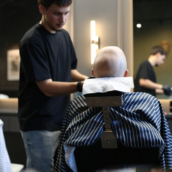 Przygotowanie do golenia głowy – barber Miasteczko Wilanów,