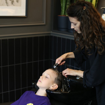 Mycie włosów dziecka – barbershop dla dzieci