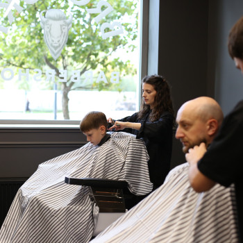Strzyżenie chłopca i brody – rodzinny barbershop