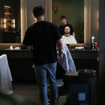 Barber przy pracy – barbershop Warszawa Wilanów