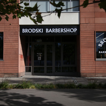 Wejście do barbershopu obok Świątyni Opatrzności