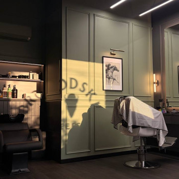 Klimatyczne wnętrze – męski barbershop Warszawa