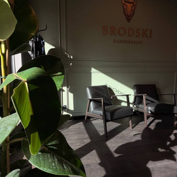 Strefa oczekiwania – barbershop przy FRAC Wilanów