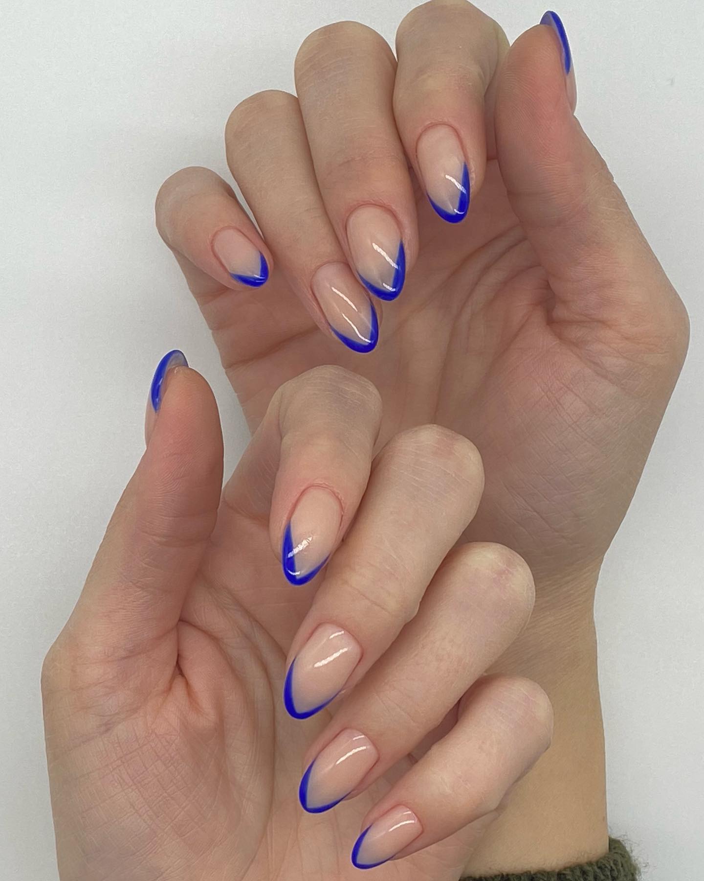 Krótkie paznokcie migdałowo-niebieskie