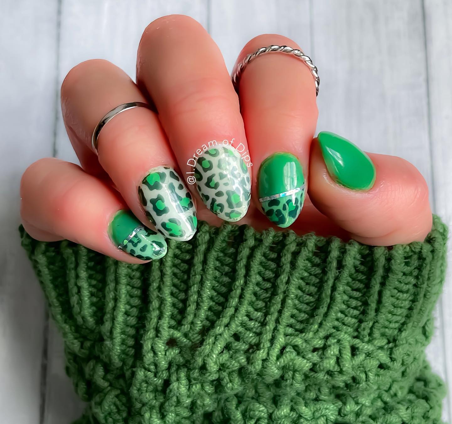 Krótkie paznokcie w kolorze migdałowo-zielonym