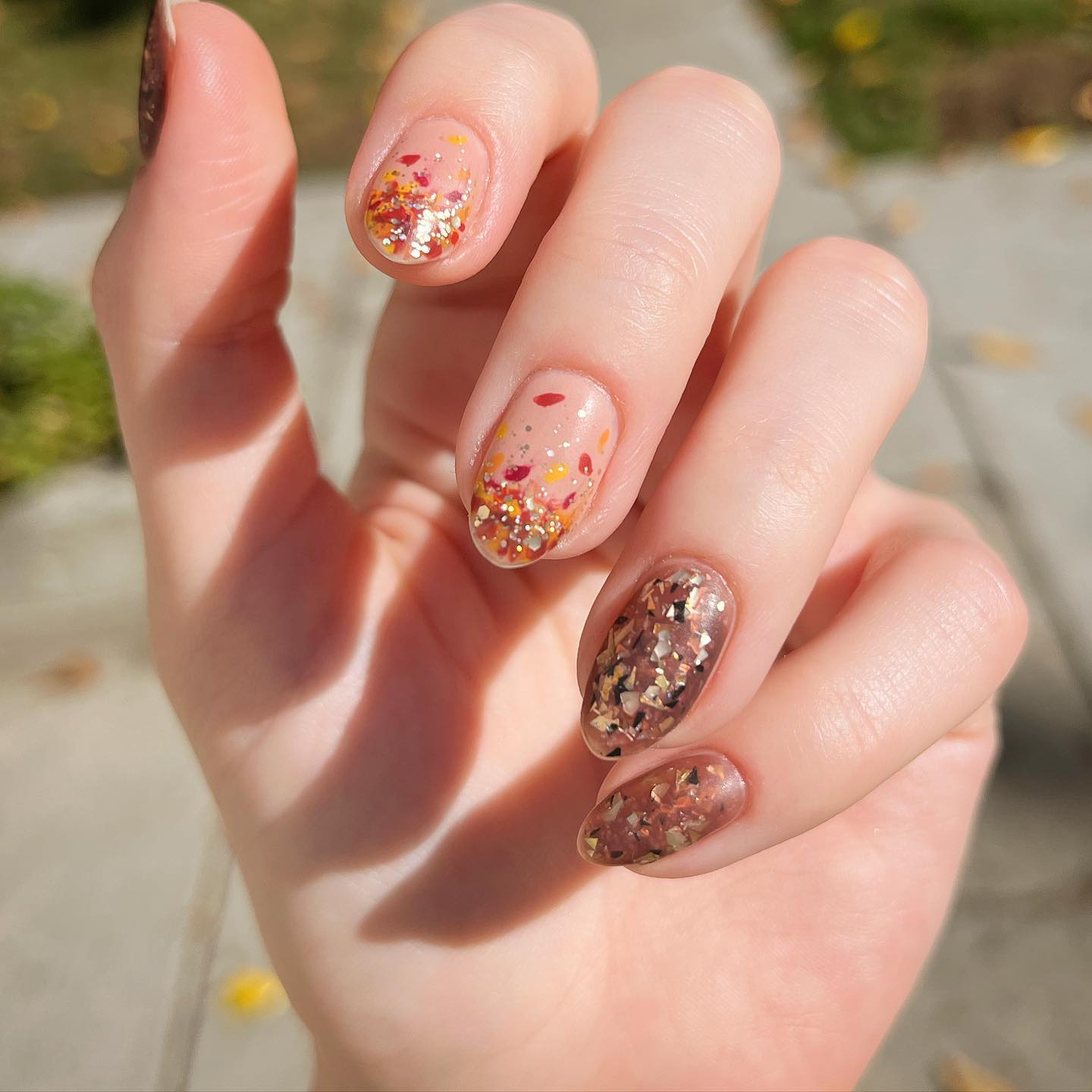 Krótkie migdałowe paznokcie na jesień