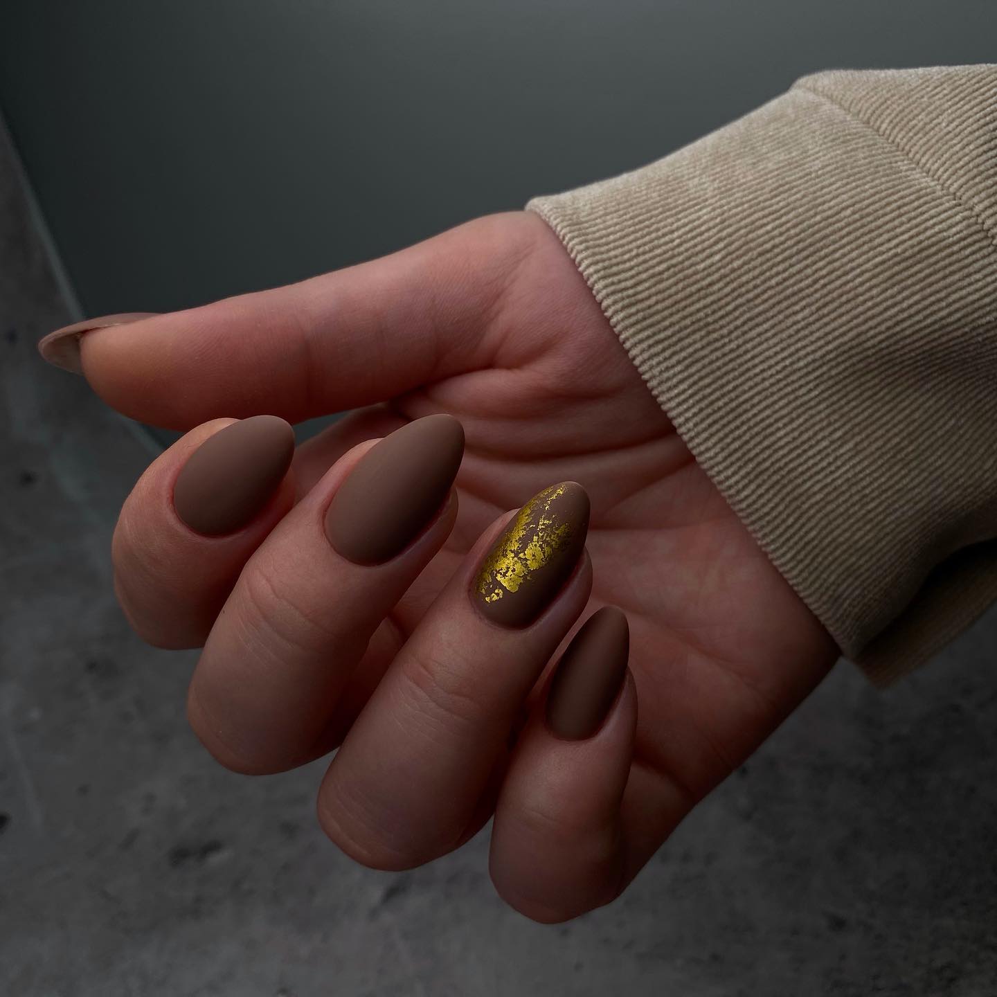 Krótkie paznokcie migdałowe ze złotem