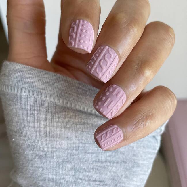 Różowy sweterkowy projekt paznokci