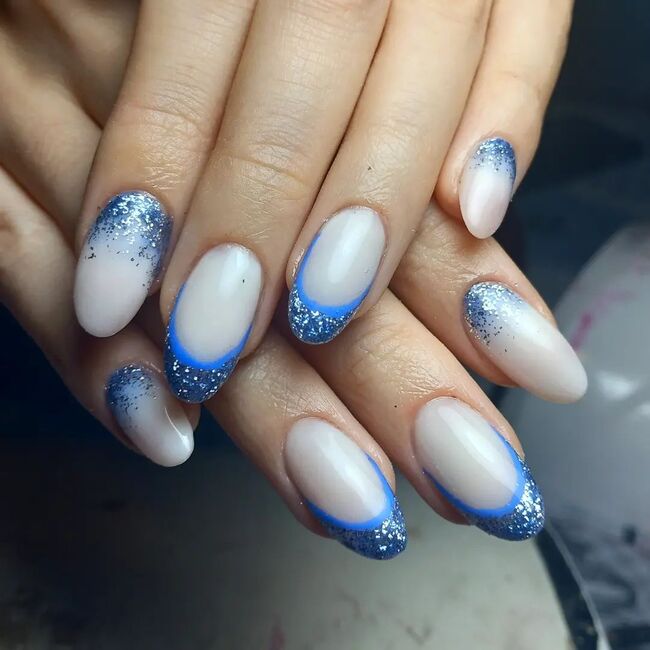Weiße und blaue französische Winter-Nagelkunst mit Glitzer