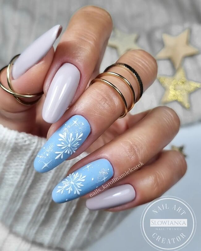 Różowe i niebieskie zimowe paznokcie z płatkami śniegu