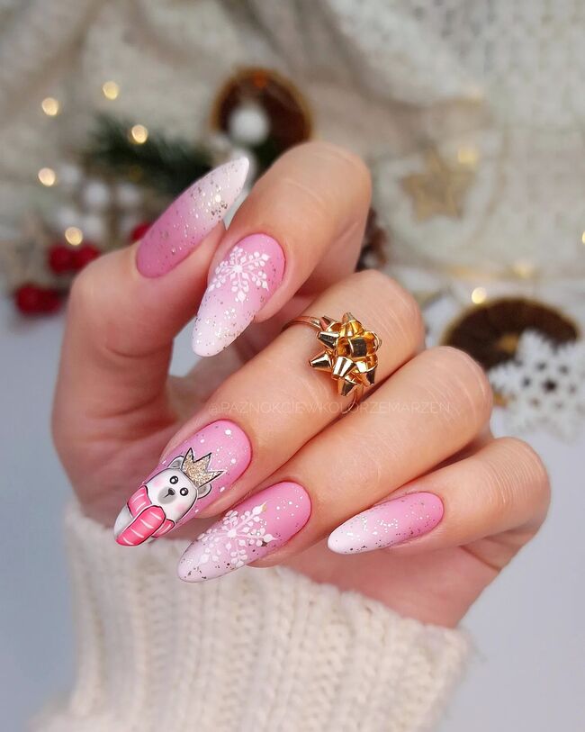 Rosa und weiße Ombre-Nägel mit Schneeflocken
