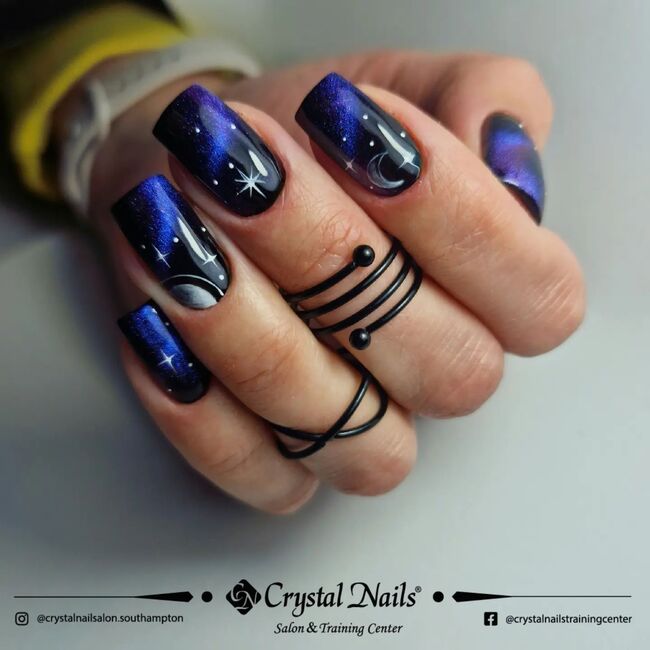 Holograficzny czarno-niebieski manicure