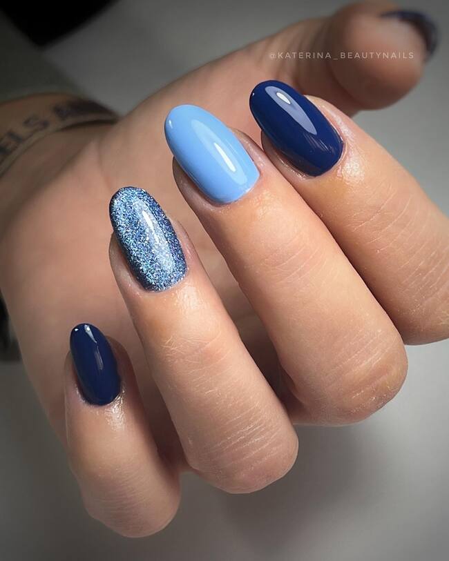 Niebieskie zimowe paznokcie migdałowe