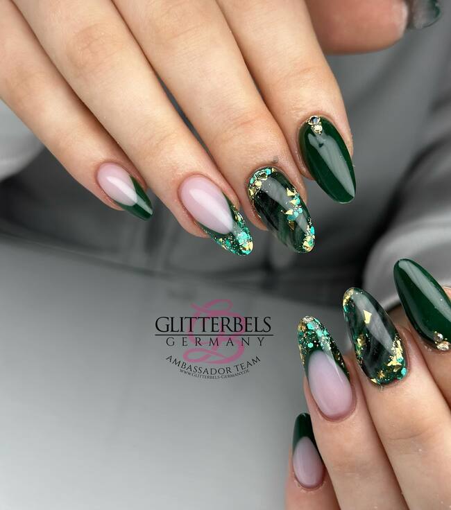 Manicure do paznokci w kolorze zielonego marmuru ze złotym brokatem