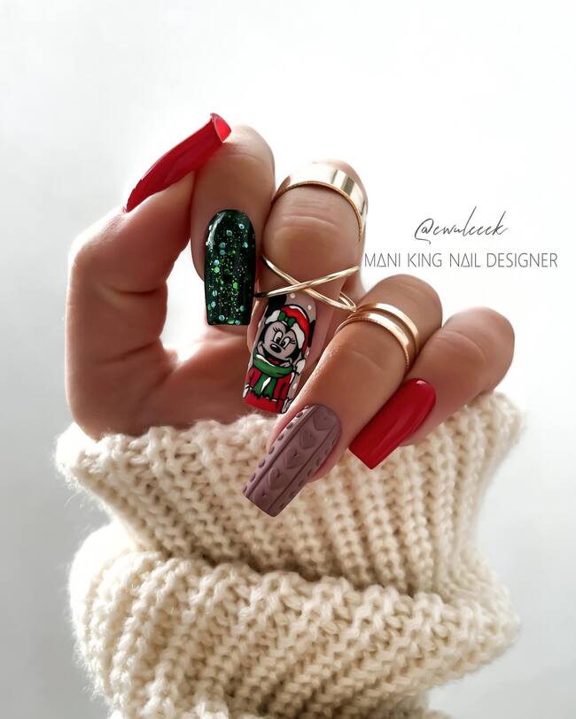 Klasyczne czerwone i zielone paznokcie świąteczne