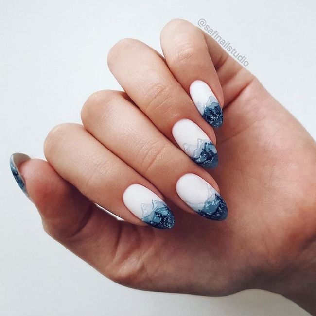 Матовые белые ногти с кончиками в виде синих гор
