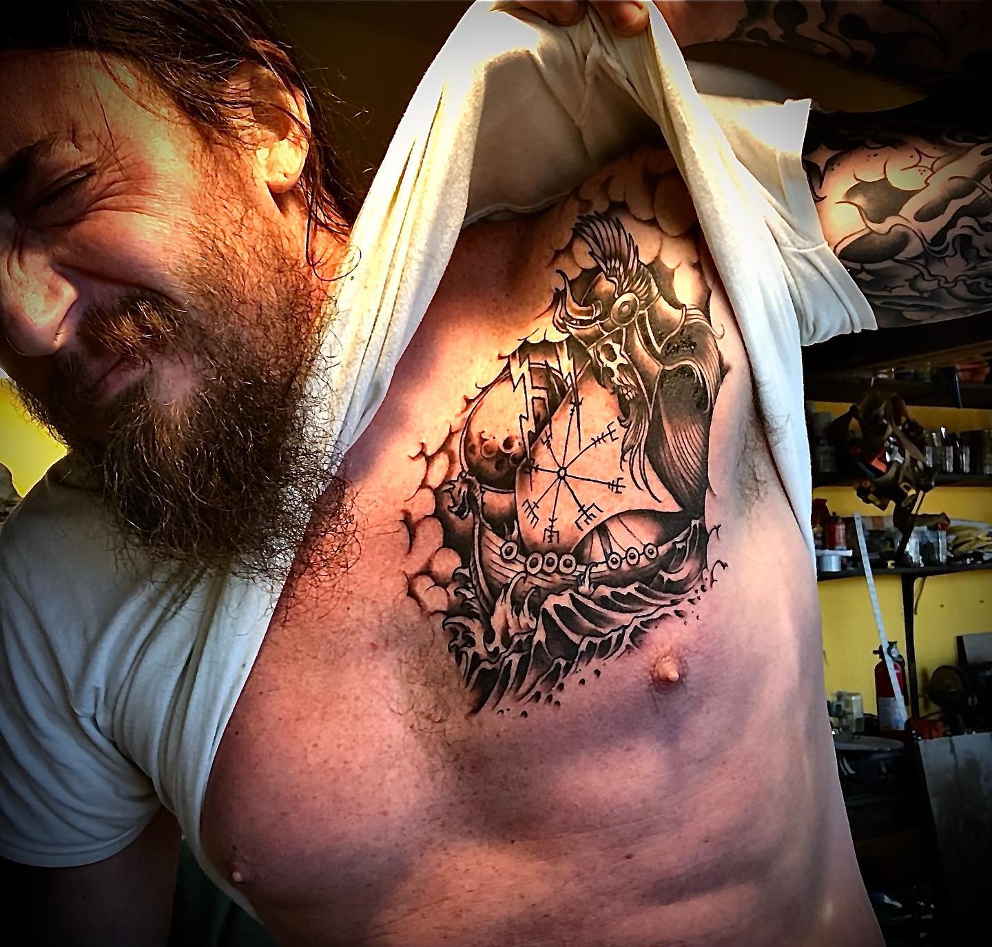 Tatuaż statku wikingów na klatce piersiowej
