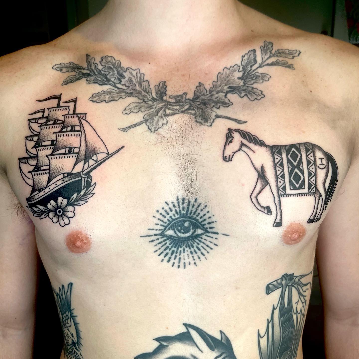 Brustschiff-Tattoo