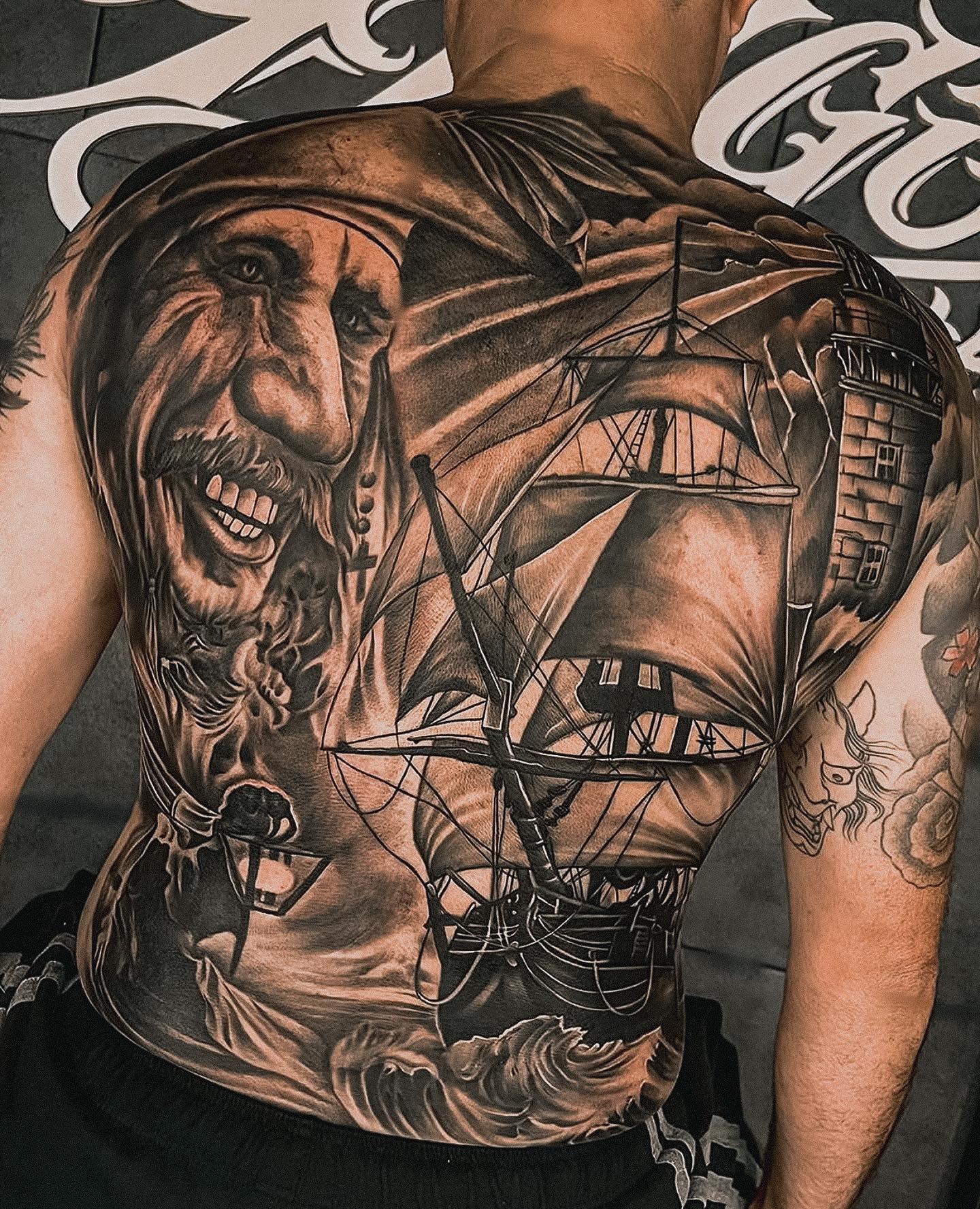 Ganzkörper-Schiff-Tattoo