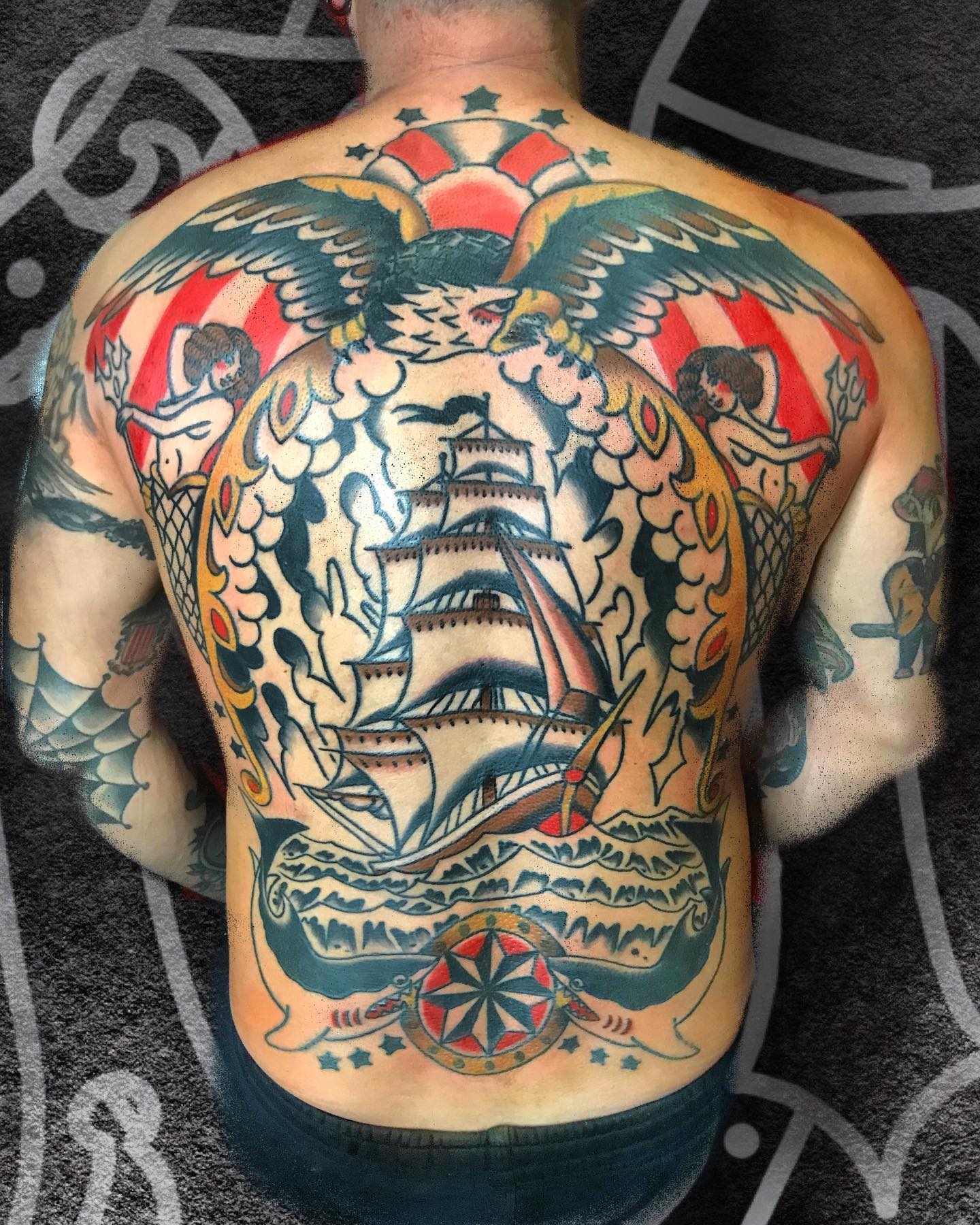 Традиционная татуировка корабля на все тело
