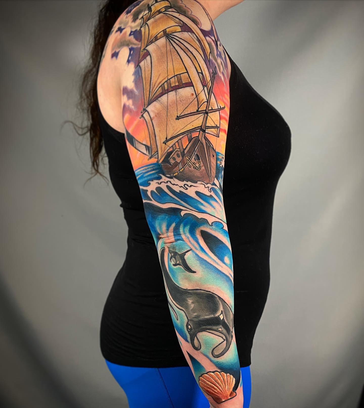 Женская татуировка корабля на рукаве