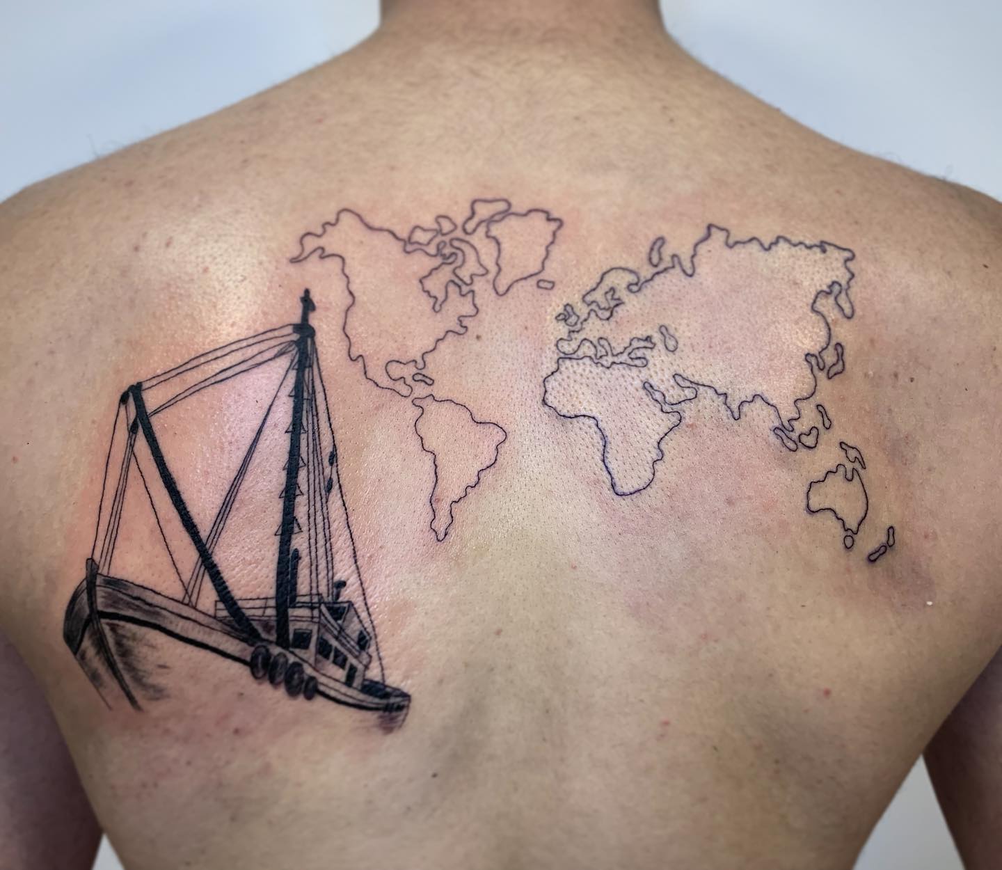 Tatuaż statku i mapy