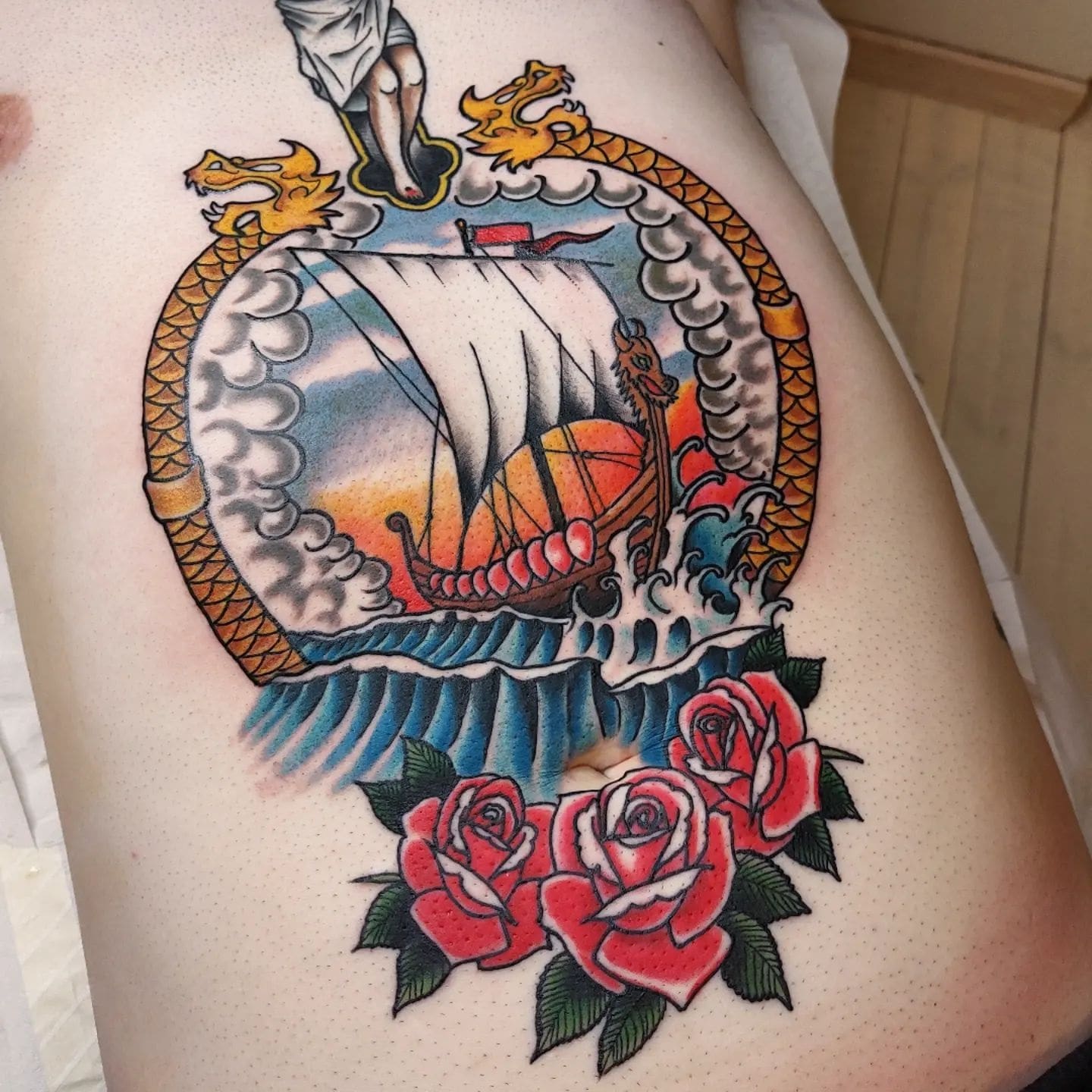 Tatuaż statku i róż