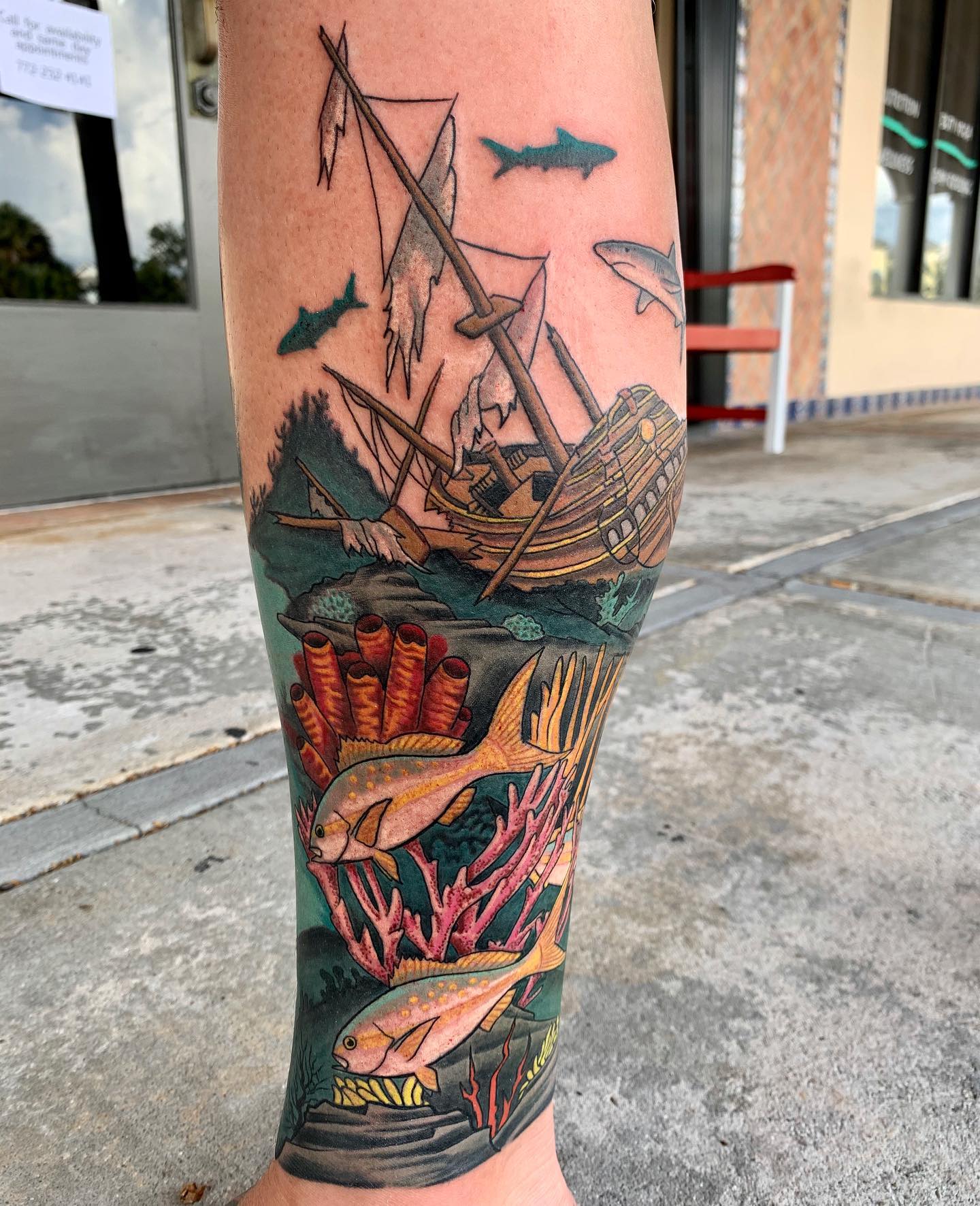 Tatuaż zatopionego statku na nodze
