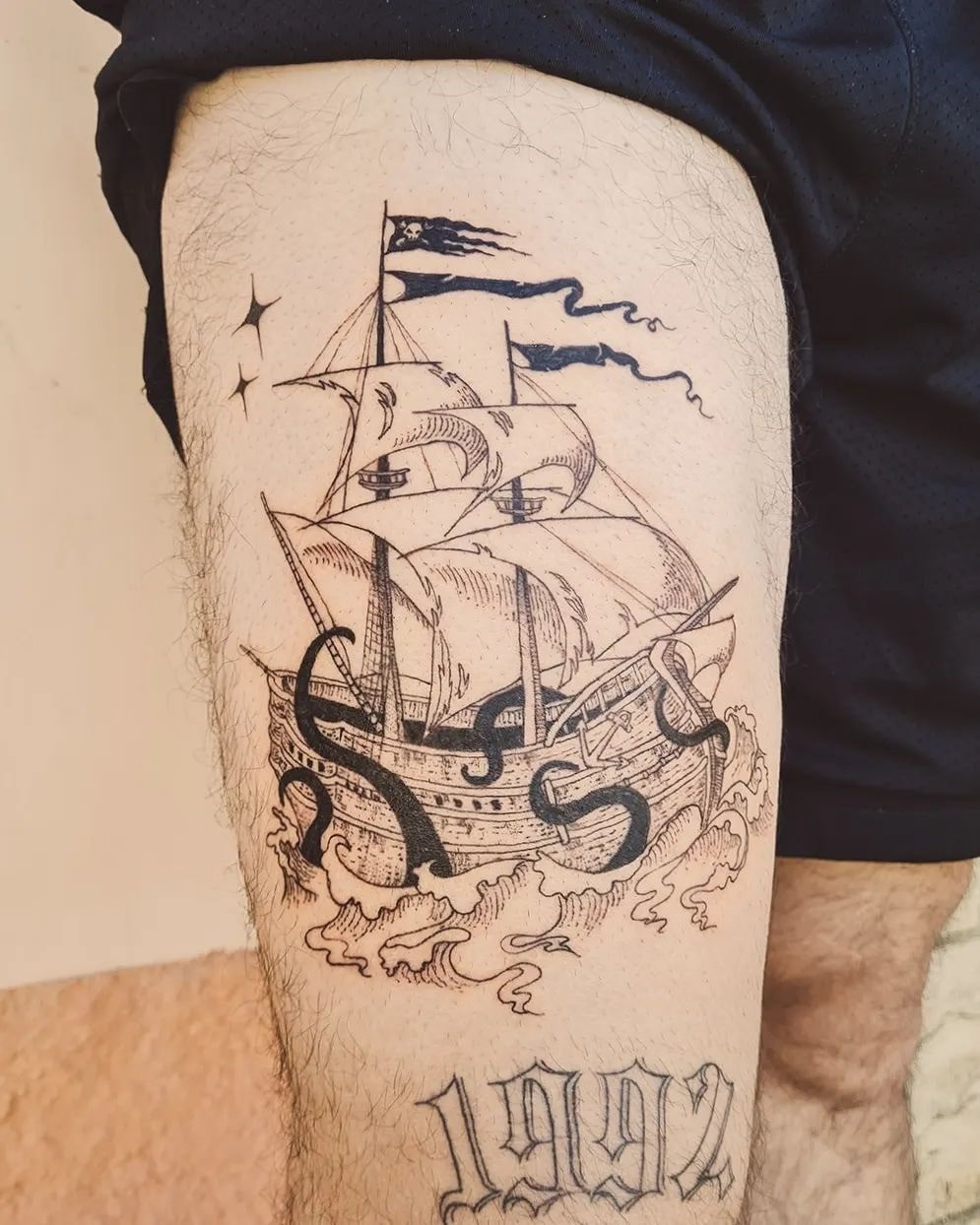 Черно-серая татуировка корабля