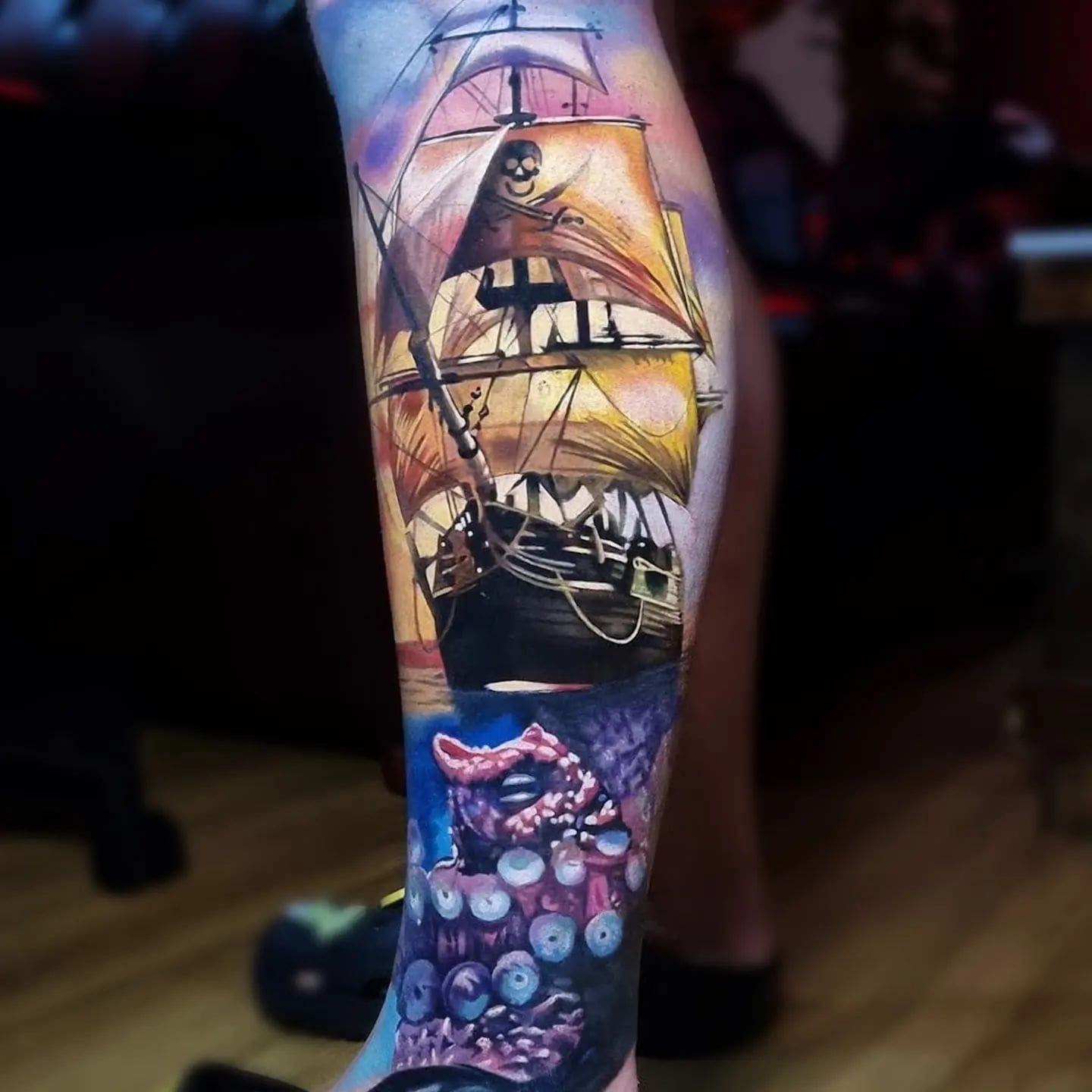 Piratenschiff und Oktopus-Tattoo