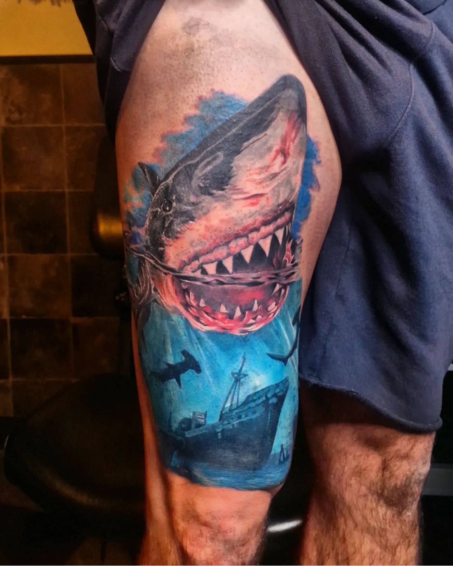 Tatuaż statku i rekina