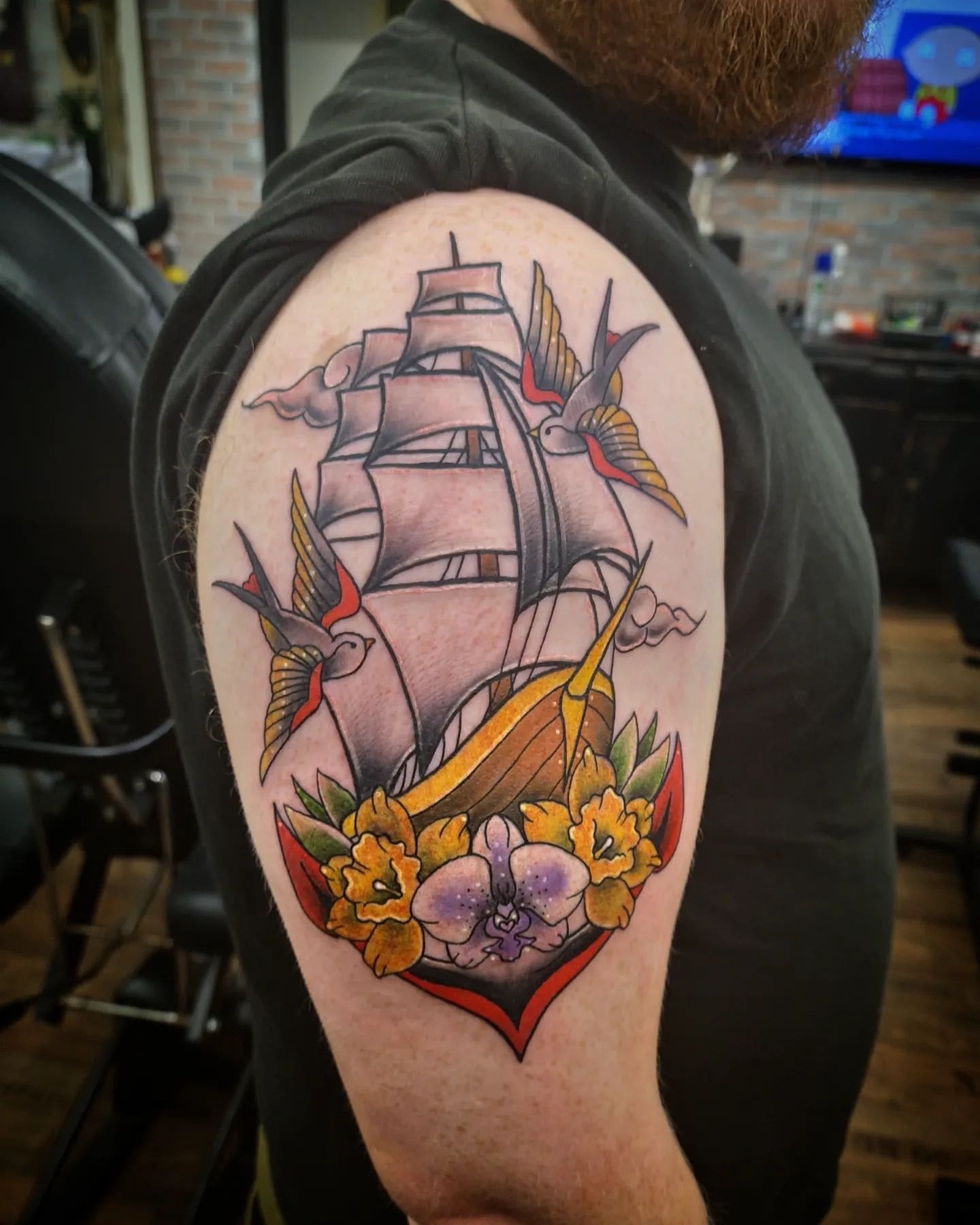 Неотрадиционная татуировка корабля