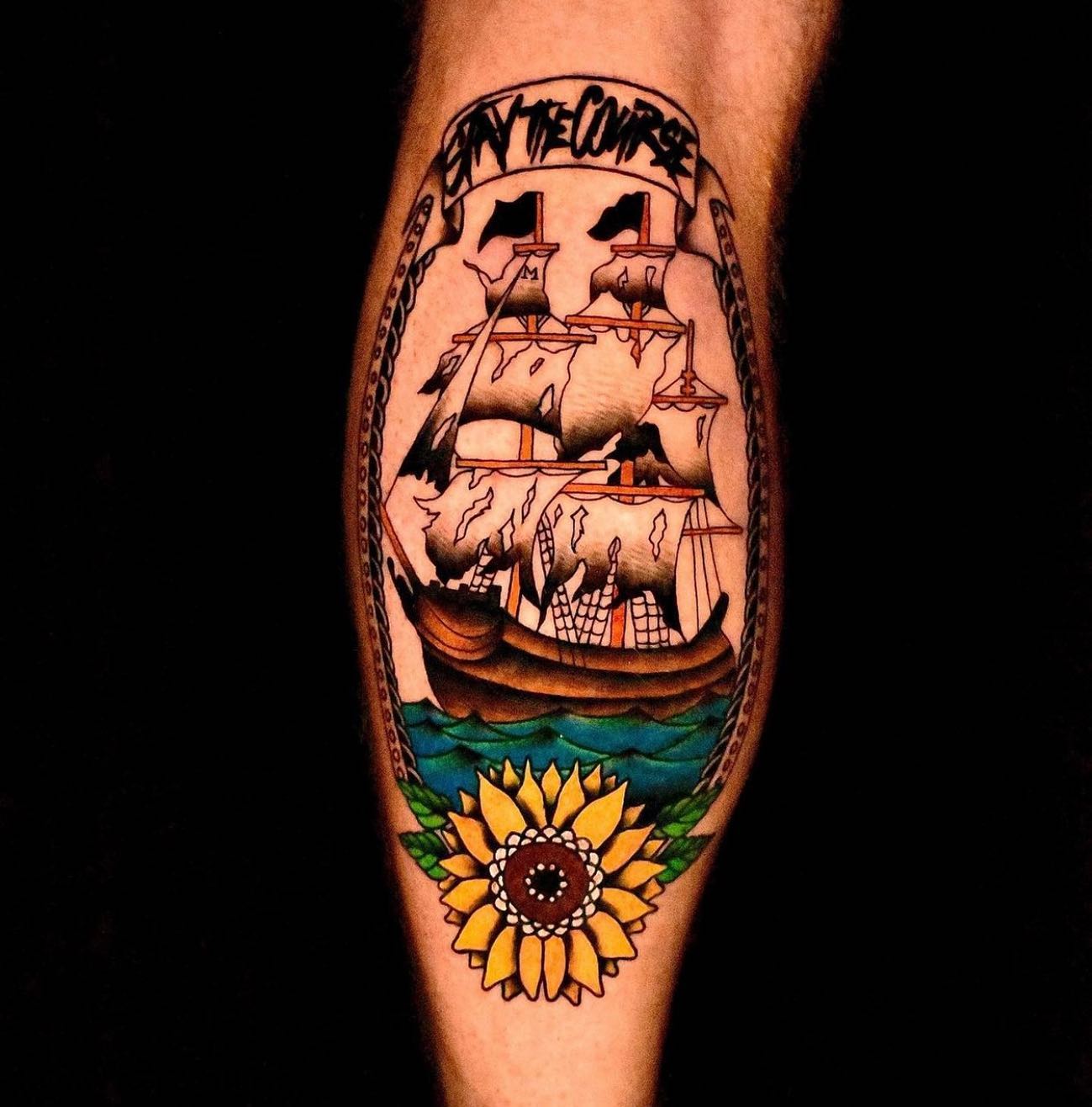 Traditionelles Schiffs- und Sonnenblumen-Tattoo